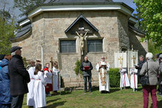 Bittprozession an der Weingartenkapelle (Foto: Karl-Franz Thiede)